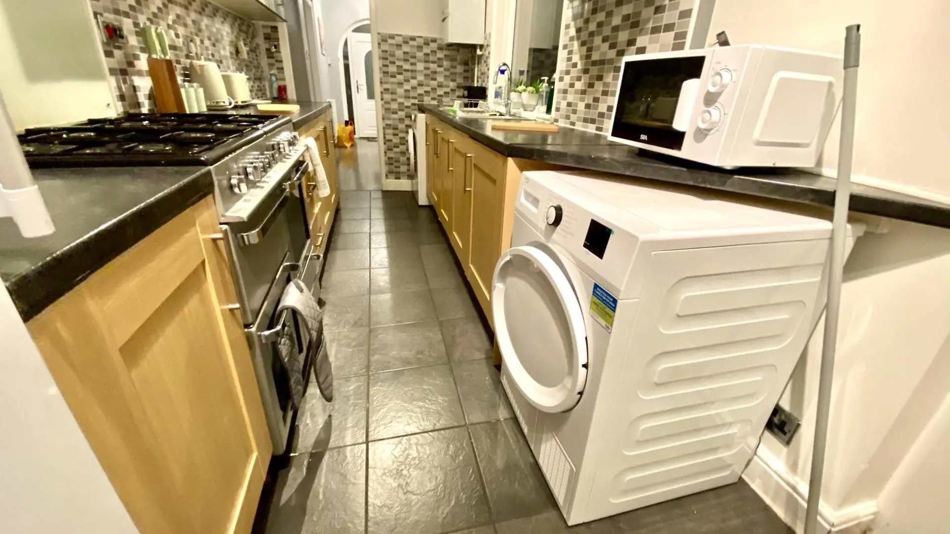 4 Bedroom House Near Gloucester City Centre With Driveway - Ideal For Contractors United Kingdom