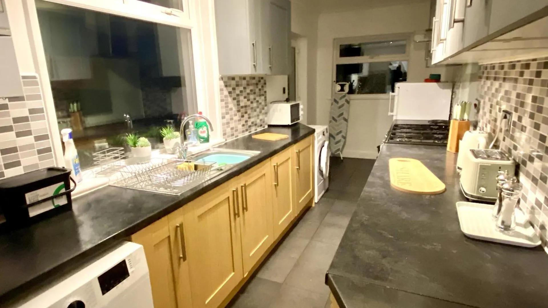 4 Bedroom House Near Gloucester City Centre With Driveway - Ideal For Contractors