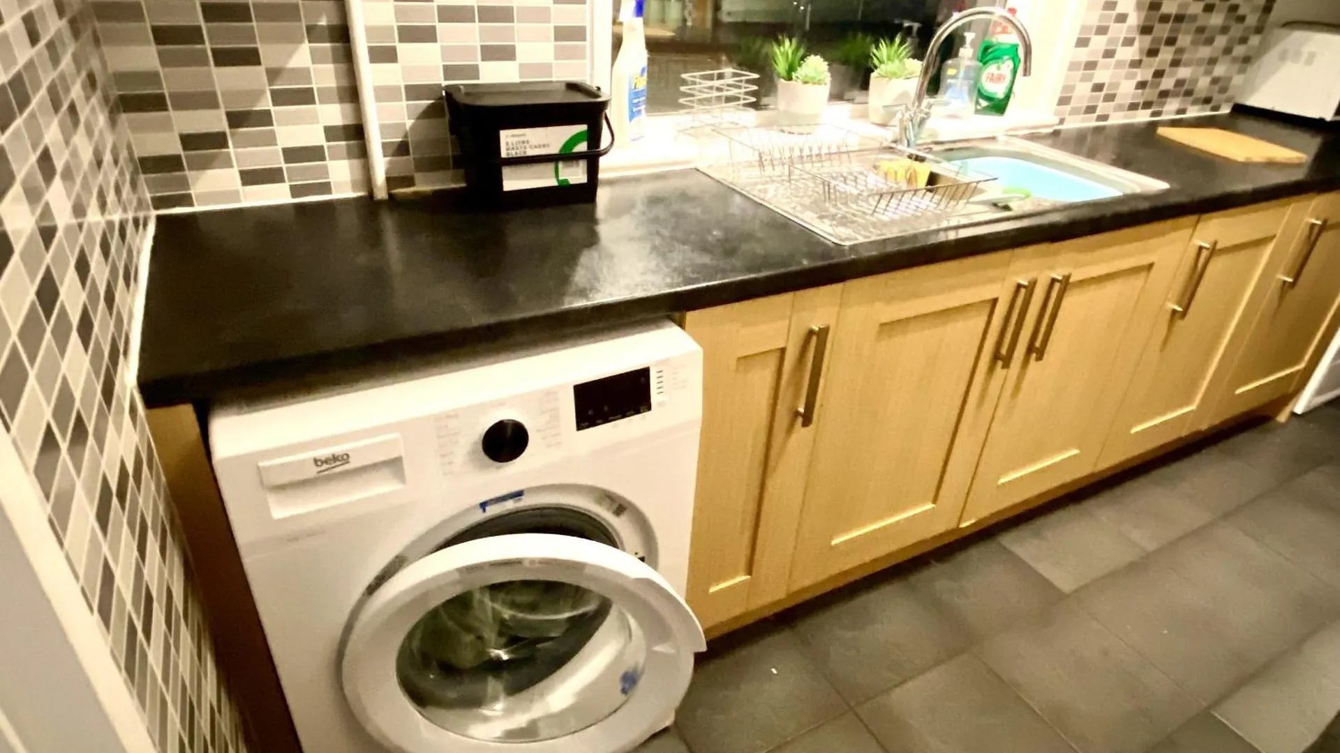 4 Bedroom House Near Gloucester City Centre With Driveway - Ideal For Contractors Holiday home
