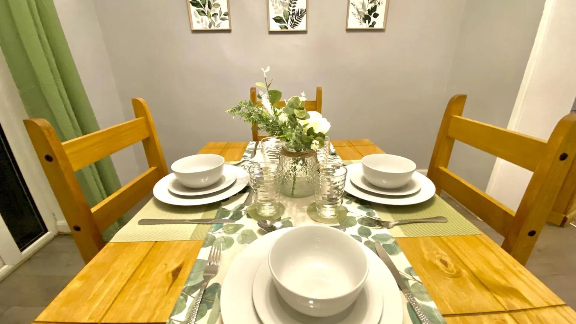 Holiday home 4 Bedroom House Near Gloucester City Centre With Driveway - Ideal For Contractors