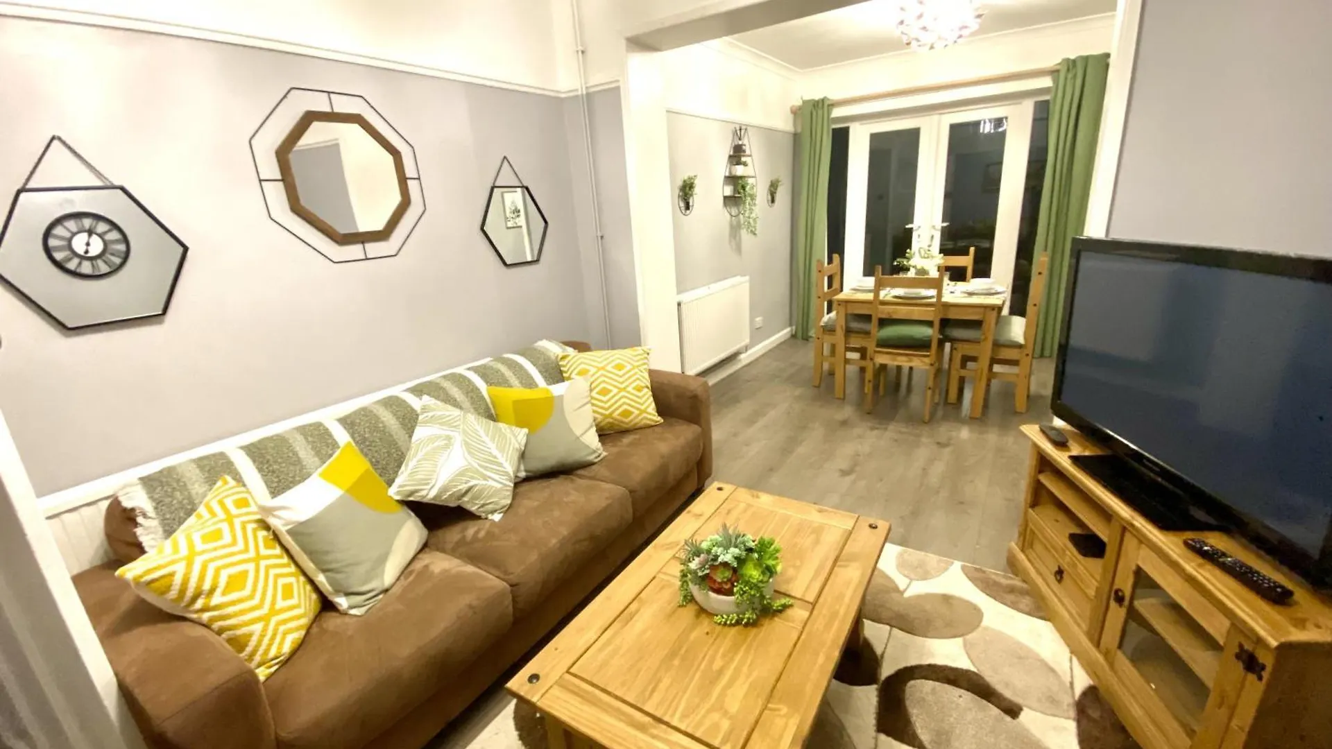 4 Bedroom House Near Gloucester City Centre With Driveway - Ideal For Contractors Holiday home