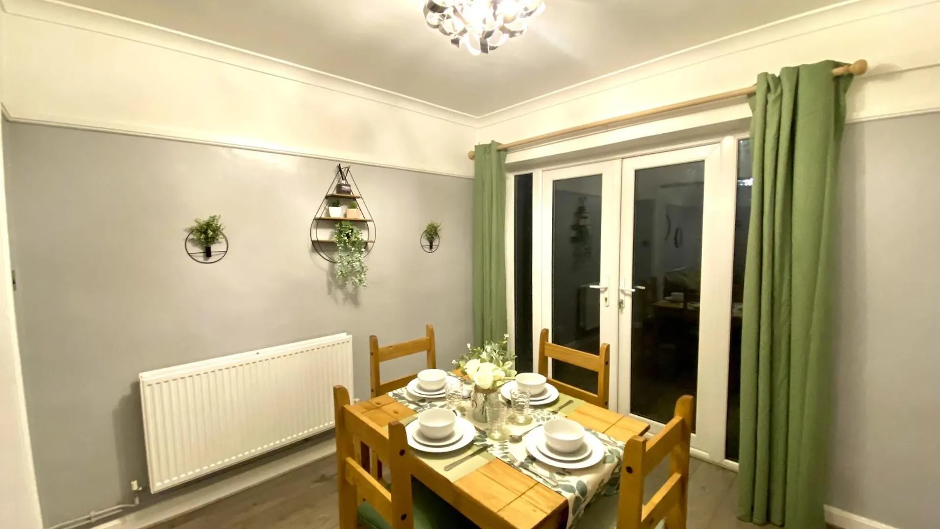 Holiday home 4 Bedroom House Near Gloucester City Centre With Driveway - Ideal For Contractors United Kingdom