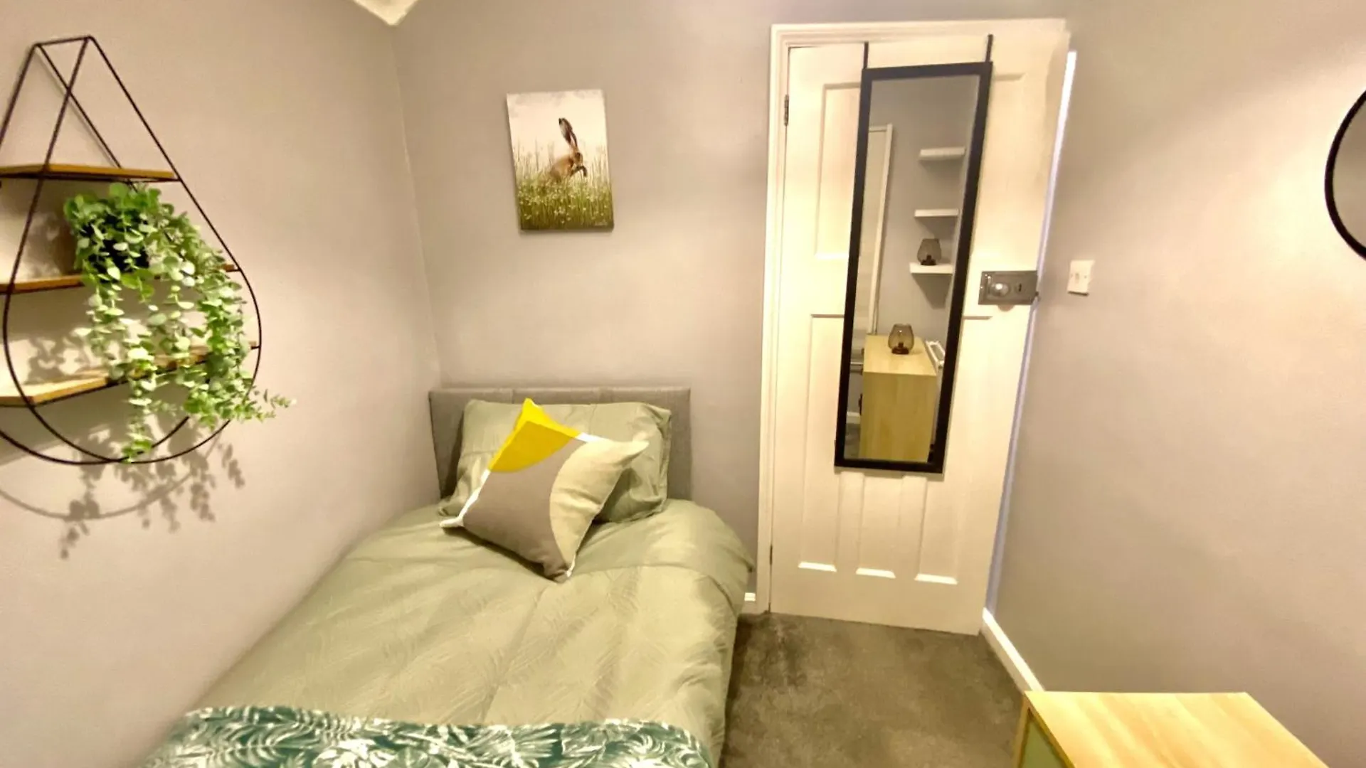 4 Bedroom House Near Gloucester City Centre With Driveway - Ideal For Contractors United Kingdom