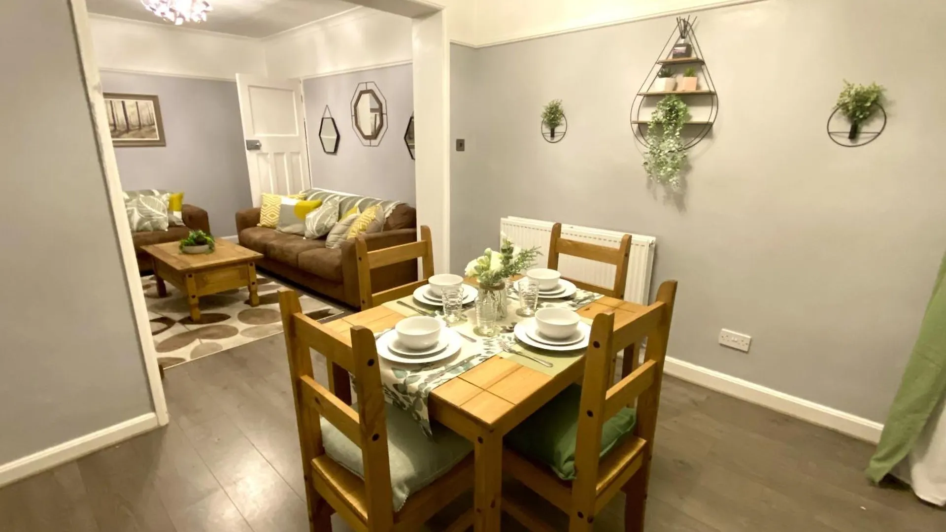 Holiday home 4 Bedroom House Near Gloucester City Centre With Driveway - Ideal For Contractors