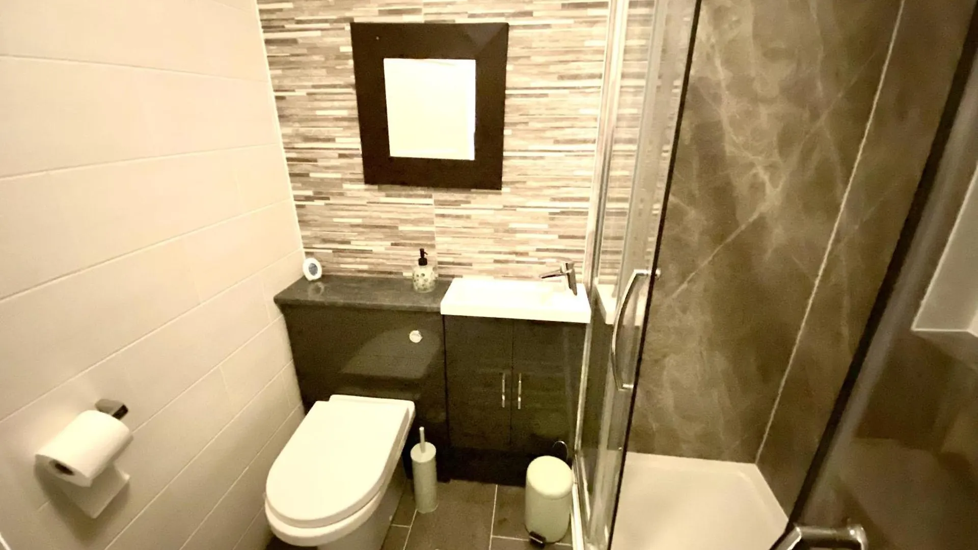 4 Bedroom House Near Gloucester City Centre With Driveway - Ideal For Contractors United Kingdom