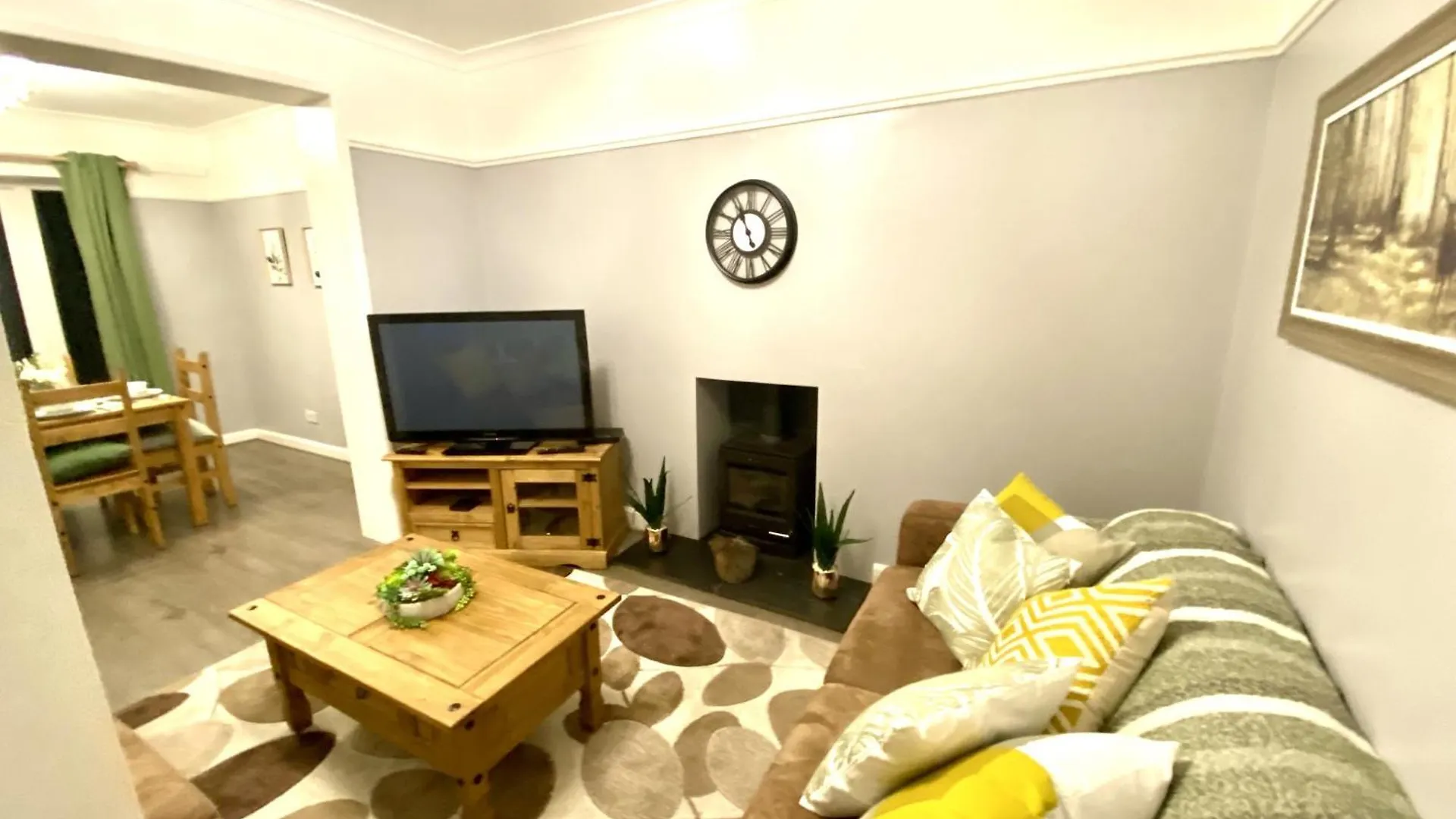 4 Bedroom House Near Gloucester City Centre With Driveway - Ideal For Contractors 0*,  Ηνωμένο Βασίλειο